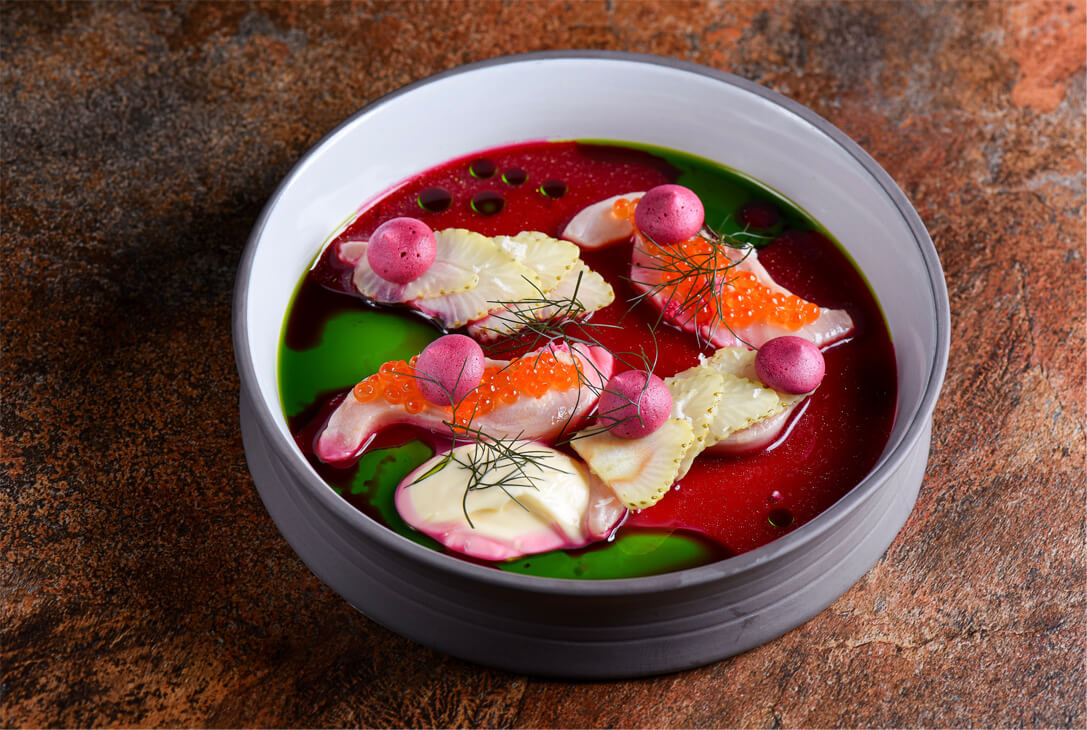 Ceviche vom weißen Fisch mit Rote-Bete-Sauce, Basilikumöl und Lachskaviar