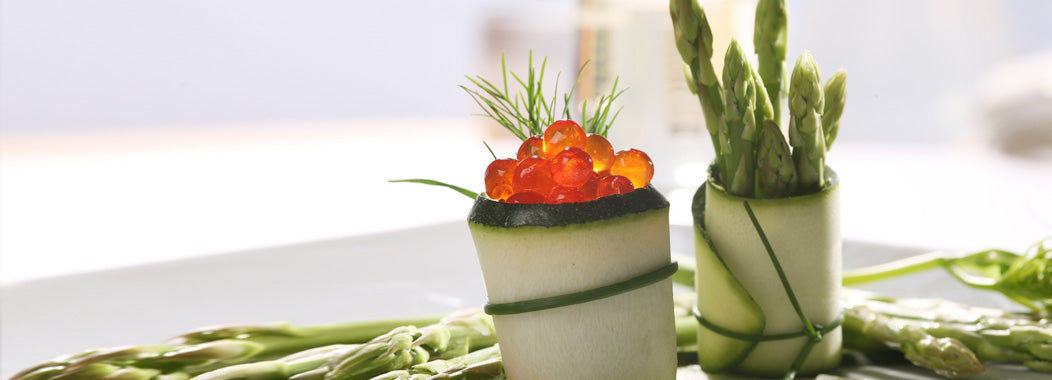 Zucchini-Röllchen mit rotem Kaviar