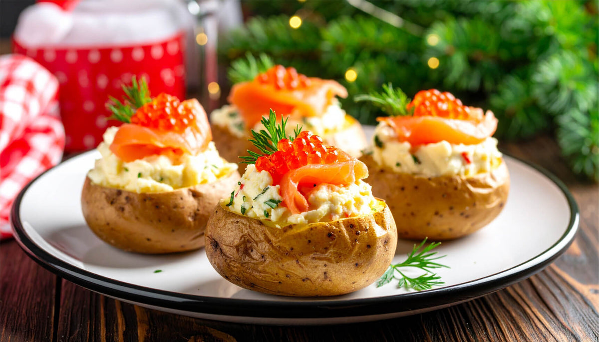 Baked potatoe topped with sour cream and salmon caviar